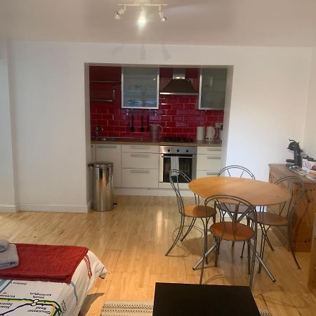 Cozy 1 Bedroom Basement Flat Лондон Экстерьер фото