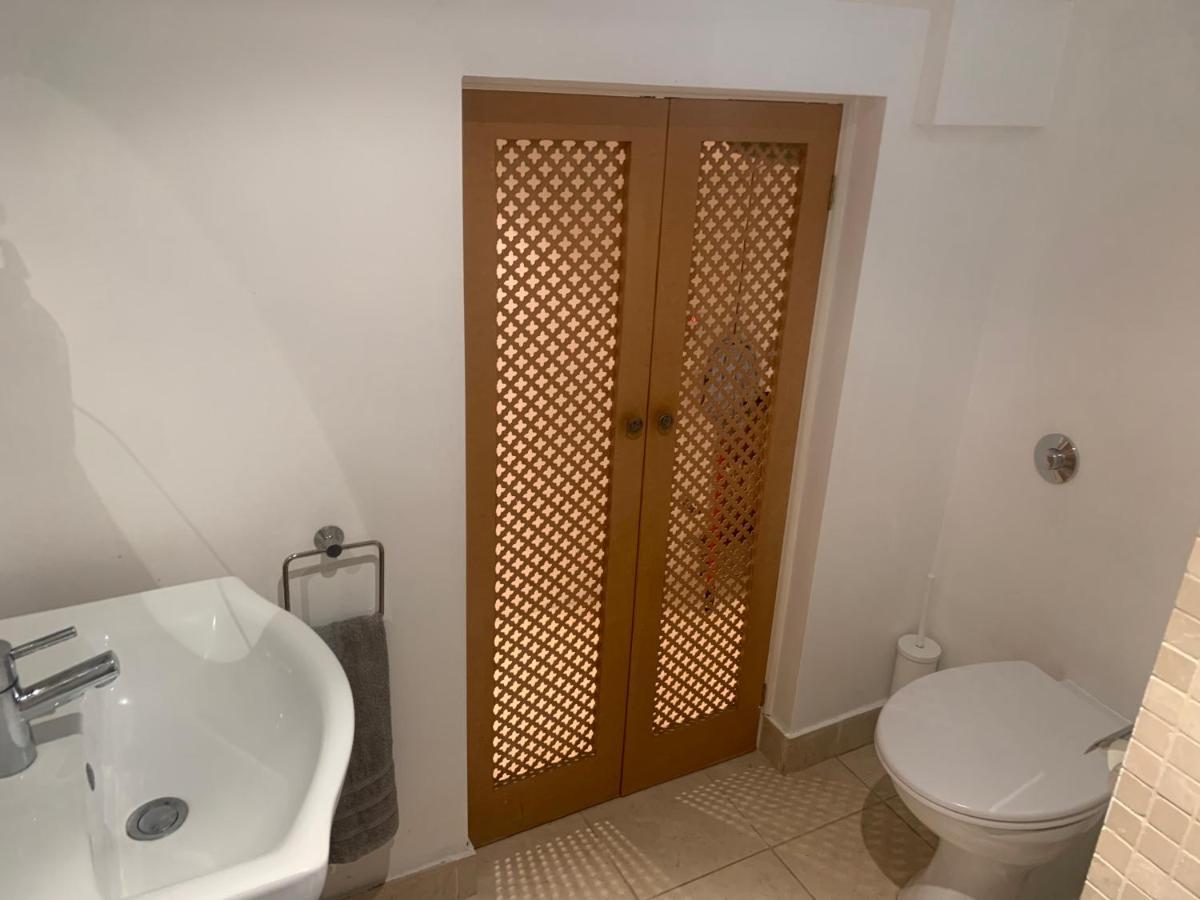 Cozy 1 Bedroom Basement Flat Лондон Экстерьер фото